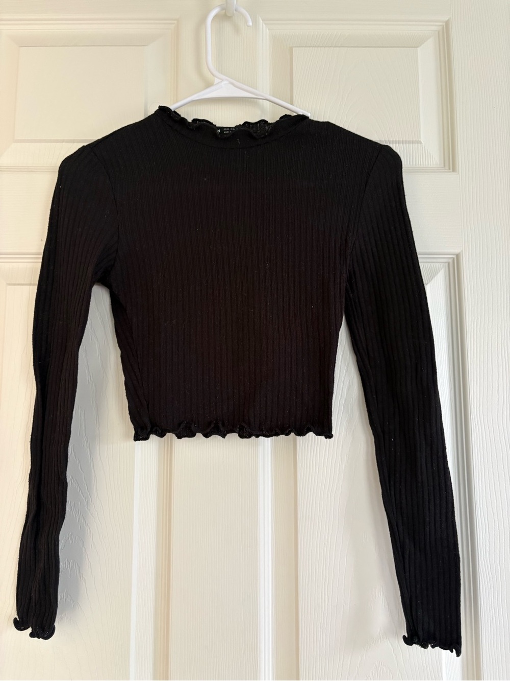 SHEIN Black Ribbed Long-Sleeve Lettuce Hem Crop Top